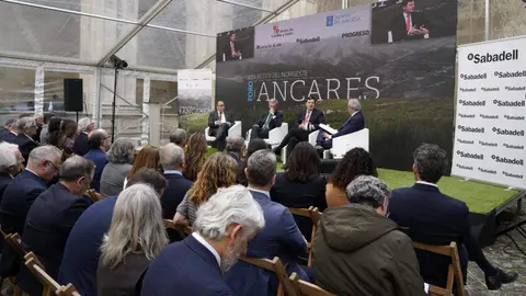El presidente de la Junta de Castilla y León, Alfonso Fernández Mañueco, participa en la II edición del Foro Ancares, 'Los Retos del Noroeste', junto al presidente de la Xunta de Galicia, Alfonso Rueda, entre otros. Foto: César Sánchez