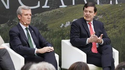 El presidente de la Junta de Castilla y León, Alfonso Fernández Mañueco, participa en la II edición del Foro Ancares, 'Los Retos del Noroeste', junto al presidente de la Xunta de Galicia, Alfonso Rueda, entre otros. Foto: César Sánchez