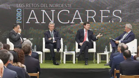 El presidente de la Junta de Castilla y León, Alfonso Fernández Mañueco, participa en la II edición del Foro Ancares, 'Los Retos del Noroeste', junto al presidente de la Xunta de Galicia, Alfonso Rueda, entre otros. Foto: César Sánchez