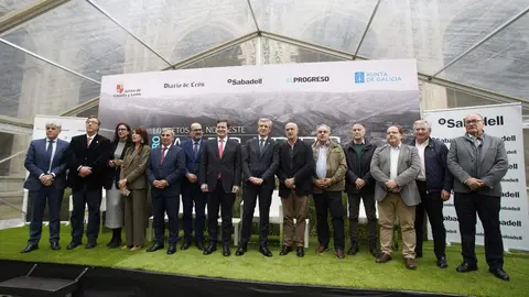 El presidente de la Junta de Castilla y León, Alfonso Fernández Mañueco, participa en la II edición del Foro Ancares, 'Los Retos del Noroeste', junto al presidente de la Xunta de Galicia, Alfonso Rueda, entre otros. Foto: César Sánchez