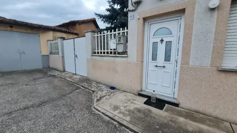 Vivienda del fallecido en Lorenzana (Cuadros, León) precintada por la Guardia Civil que investiga las circunstancias de su muerte. Foto: J. C.