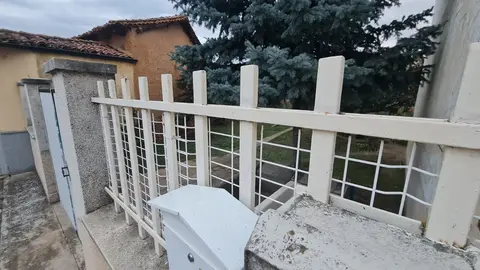 Vivienda del fallecido en Lorenzana (Cuadros, León) precintada por la Guardia Civil que investiga las circunstancias de su muerte. Foto: J. C.