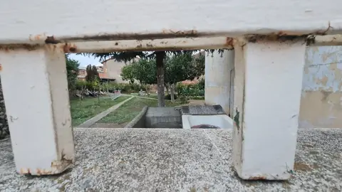 Vivienda del fallecido en Lorenzana (Cuadros, León) precintada por la Guardia Civil que investiga las circunstancias de su muerte. Foto: J. C.