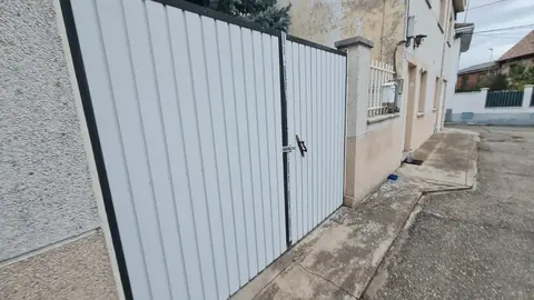 Vivienda del fallecido en Lorenzana (Cuadros, León) precintada por la Guardia Civil que investiga las circunstancias de su muerte. Foto: J. C.