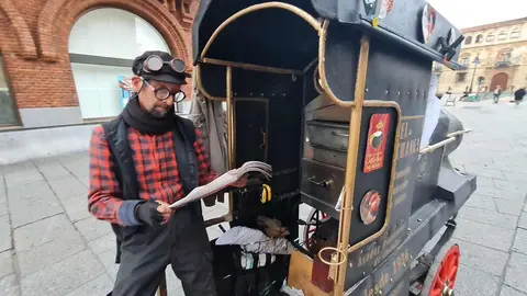 Medio siglo después de su primera temporada, el inconfundible 'Changai' vuelve a humear junto a Santo Domingo. Ángel, cronista callejero y símbolo del invierno leonés, asegura que las castañas este año “son más pequeñas por la sequía, no por los incendios”