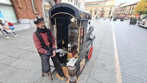 Medio siglo después de su primera temporada, el inconfundible 'Changai' vuelve a humear junto a Santo Domingo. Ángel, cronista callejero y símbolo del invierno leonés, asegura que las castañas este año “son más pequeñas por la sequía, no por los incendios”