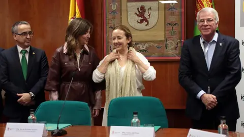 La rectora de la Universidad de León, Nuria González, y la presidenta del Consejo Superior de Investigaciones Científicas, Eloísa del Pino, firman un nuevo convenio. Foto: Peio García