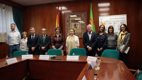 La rectora de la Universidad de León, Nuria González, y la presidenta del Consejo Superior de Investigaciones Científicas, Eloísa del Pino, firman un nuevo convenio. Foto: Peio García