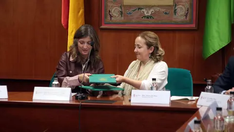 La rectora de la Universidad de León, Nuria González, y la presidenta del Consejo Superior de Investigaciones Científicas, Eloísa del Pino, firman un nuevo convenio. Foto: Peio García