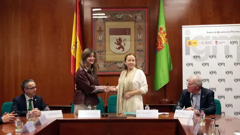 La rectora de la Universidad de León, Nuria González, y la presidenta del Consejo Superior de Investigaciones Científicas, Eloísa del Pino, firman un nuevo convenio. Foto: Peio García