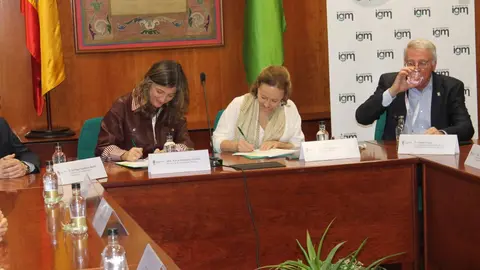 La rectora de la Universidad de León, Nuria González, y la presidenta del Consejo Superior de Investigaciones Científicas, Eloísa del Pino, firman un nuevo convenio. Foto: ULE