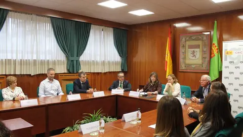 La rectora de la Universidad de León, Nuria González, y la presidenta del Consejo Superior de Investigaciones Científicas, Eloísa del Pino, firman un nuevo convenio. Foto: ULE