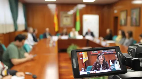 La rectora de la Universidad de León, Nuria González, y la presidenta del Consejo Superior de Investigaciones Científicas, Eloísa del Pino, firman un nuevo convenio. Foto: ULE