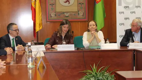 La rectora de la Universidad de León, Nuria González, y la presidenta del Consejo Superior de Investigaciones Científicas, Eloísa del Pino, firman un nuevo convenio. Foto: ULE