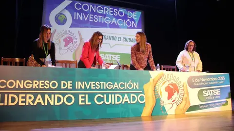 La presidenta del Sindicato de Enfermería, Satse, Laura África Villaseñor y la secretaria general autonómica de Satse en Castilla y León, Mercedes Gago López, inauguran el VI Congreso de Investigación Satse Castilla y León ‘Liderando el cuidado’. Foto: Peio García