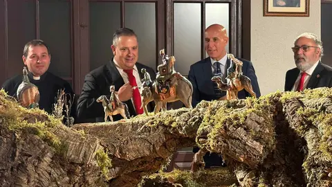 La Cofradía de las Siete Palabras inaugura su belén 'Eduardo de Paz, in memoriam'. El tradicional montaje navideño, con la colaboración del artista José Luis Mayo, podrá visitarse hasta el 18 de enero en el Seminario Conciliar San Froilán. Fotos: AytoLeón