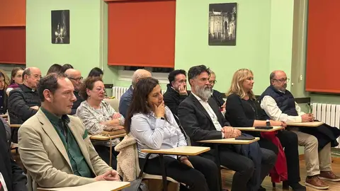 La Cofradía de las Siete Palabras inaugura su belén 'Eduardo de Paz, in memoriam'. El tradicional montaje navideño, con la colaboración del artista José Luis Mayo, podrá visitarse hasta el 18 de enero en el Seminario Conciliar San Froilán. Fotos: AytoLeón