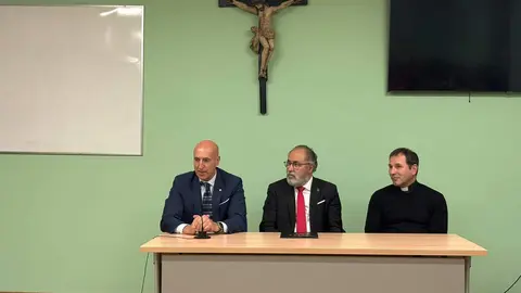 La Cofradía de las Siete Palabras inaugura su belén 'Eduardo de Paz, in memoriam'. El tradicional montaje navideño, con la colaboración del artista José Luis Mayo, podrá visitarse hasta el 18 de enero en el Seminario Conciliar San Froilán. Fotos: AytoLeón