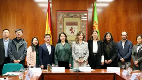 La Universidad de León (ULE) ha reforzado su proyección internacional con la firma de un convenio de colaboración con la China Pharmaceutical University (CPU), una de las instituciones de educación superior más prestigiosas de su país. El acuerdo, rubricado este viernes, marca un hito al convertirse en el primero que la universidad asiática suscribe con una institución española.