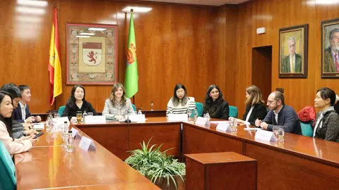 La Universidad de León (ULE) ha reforzado su proyección internacional con la firma de un convenio de colaboración con la China Pharmaceutical University (CPU), una de las instituciones de educación superior más prestigiosas de su país. El acuerdo, rubricado este viernes, marca un hito al convertirse en el primero que la universidad asiática suscribe con una institución española.