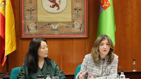 La Universidad de León (ULE) ha reforzado su proyección internacional con la firma de un convenio de colaboración con la China Pharmaceutical University (CPU), una de las instituciones de educación superior más prestigiosas de su país. El acuerdo, rubricado este viernes, marca un hito al convertirse en el primero que la universidad asiática suscribe con una institución española.