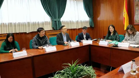 La Universidad de León (ULE) ha reforzado su proyección internacional con la firma de un convenio de colaboración con la China Pharmaceutical University (CPU), una de las instituciones de educación superior más prestigiosas de su país. El acuerdo, rubricado este viernes, marca un hito al convertirse en el primero que la universidad asiática suscribe con una institución española.