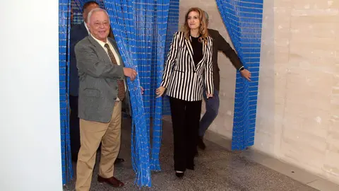 El consejero de Cultura, Turismo y Deporte, Gonzalo Santonja, presenta la exposición ‘Yoko Ono. Insound and Instructure’. Foto: Peio García