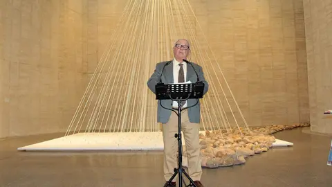 El consejero de Cultura, Turismo y Deporte, Gonzalo Santonja, presenta la exposición ‘Yoko Ono. Insound and Instructure’. Foto: Peio García