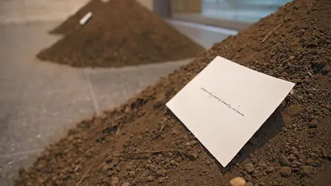 El consejero de Cultura, Turismo y Deporte, Gonzalo Santonja, presenta la exposición ‘Yoko Ono. Insound and Instructure’. Foto: Peio García