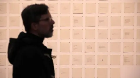 El consejero de Cultura, Turismo y Deporte, Gonzalo Santonja, presenta la exposición ‘Yoko Ono. Insound and Instructure’. Foto: Peio García