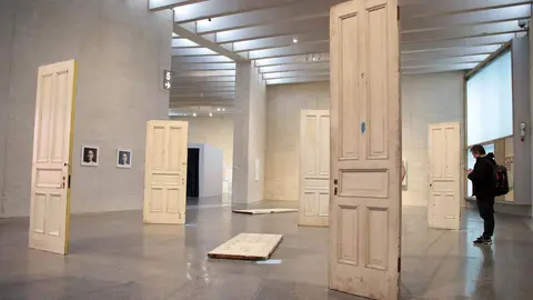 El consejero de Cultura, Turismo y Deporte, Gonzalo Santonja, presenta la exposición ‘Yoko Ono. Insound and Instructure’. Foto: Peio García