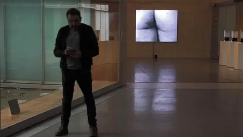 El consejero de Cultura, Turismo y Deporte, Gonzalo Santonja, presenta la exposición ‘Yoko Ono. Insound and Instructure’. Foto: Peio García