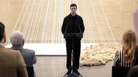 El consejero de Cultura, Turismo y Deporte, Gonzalo Santonja, presenta la exposición ‘Yoko Ono. Insound and Instructure’. Foto: Peio García