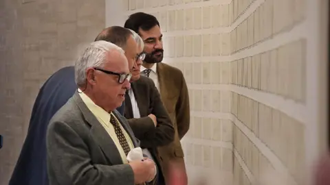 El consejero de Cultura, Turismo y Deporte, Gonzalo Santonja, presenta la exposición ‘Yoko Ono. Insound and Instructure’. Foto: Peio García