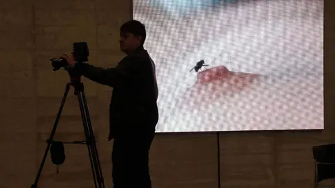 El consejero de Cultura, Turismo y Deporte, Gonzalo Santonja, presenta la exposición ‘Yoko Ono. Insound and Instructure’. Foto: Peio García