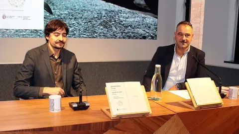 El diputado de Cultura, Arte y Patrimonio, Emilio Martínez, presenta el libro ‘Los Decreta de 1188’, que recoge el texto íntegro de esos documentos. Foto: Peio García