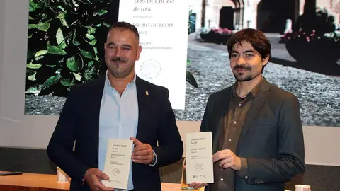 El diputado de Cultura, Arte y Patrimonio, Emilio Martínez, presenta el libro ‘Los Decreta de 1188’, que recoge el texto íntegro de esos documentos. Foto: Peio García