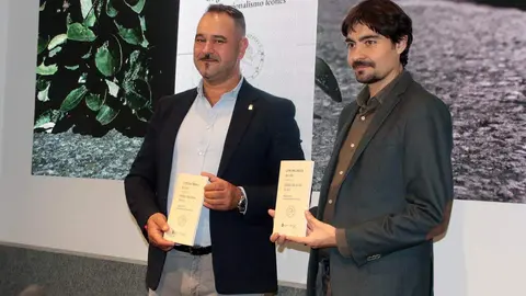 El diputado de Cultura, Arte y Patrimonio, Emilio Martínez, presenta el libro ‘Los Decreta de 1188’, que recoge el texto íntegro de esos documentos. Foto: Peio García