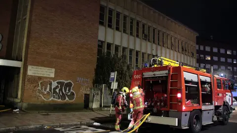 Efectivos del Parque de Bomberos de León intervienen en el incendio declarado en un edificio abandonado en la avenida alcalde Miguel Castaño. Foto: Peio García