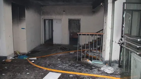 Efectivos del Parque de Bomberos de León intervienen en el incendio declarado en un edificio abandonado en la avenida alcalde Miguel Castaño. Foto: Peio García