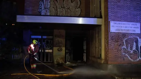 Efectivos del Parque de Bomberos de León intervienen en el incendio declarado en un edificio abandonado en la avenida alcalde Miguel Castaño. Foto: Peio García