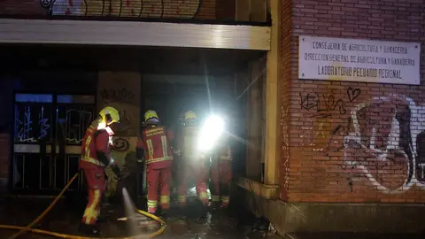 Efectivos del Parque de Bomberos de León intervienen en el incendio declarado en un edificio abandonado en la avenida alcalde Miguel Castaño. Foto: Peio García