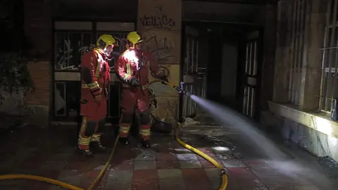 Efectivos del Parque de Bomberos de León intervienen en el incendio declarado en un edificio abandonado en la avenida alcalde Miguel Castaño. Foto: Peio García