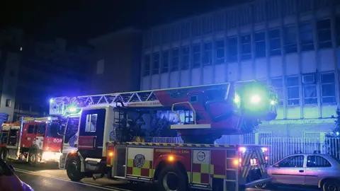 Efectivos del Parque de Bomberos de León intervienen en el incendio declarado en un edificio abandonado en la avenida alcalde Miguel Castaño. Foto: Peio García