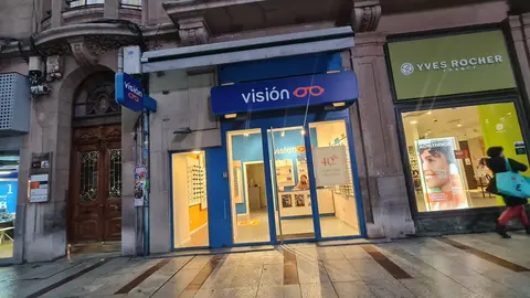 En apenas 450 metros, la principal calle comercial de la capital leonesa cuenta con nueve ópticas, una cada 50 metros; un reflejo local de un sector que creció un 3,7% en España en 2024