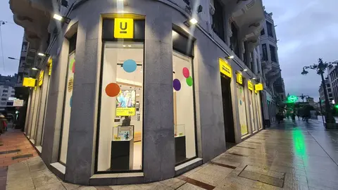 En apenas 450 metros, la principal calle comercial de la capital leonesa cuenta con nueve ópticas, una cada 50 metros; un reflejo local de un sector que creció un 3,7% en España en 2024
