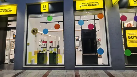 En apenas 450 metros, la principal calle comercial de la capital leonesa cuenta con nueve ópticas, una cada 50 metros; un reflejo local de un sector que creció un 3,7% en España en 2024