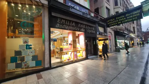 En apenas 450 metros, la principal calle comercial de la capital leonesa cuenta con nueve ópticas, una cada 50 metros; un reflejo local de un sector que creció un 3,7% en España en 2024