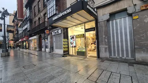 En apenas 450 metros, la principal calle comercial de la capital leonesa cuenta con nueve ópticas, una cada 50 metros; un reflejo local de un sector que creció un 3,7% en España en 2024