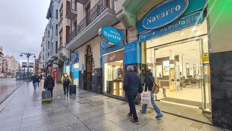 En apenas 450 metros, la principal calle comercial de la capital leonesa cuenta con nueve ópticas, una cada 50 metros; un reflejo local de un sector que creció un 3,7% en España en 2024